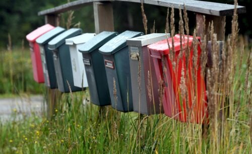 Postilaatikoita maantien varrella.