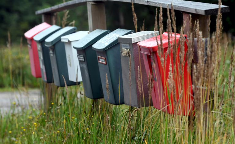 Postilaatikoita maantien varrella.