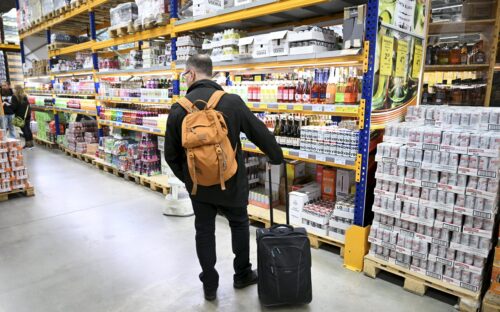 Asiakas alkoholimyymälä Superalkossa Tallinnassa vuonna 2023.