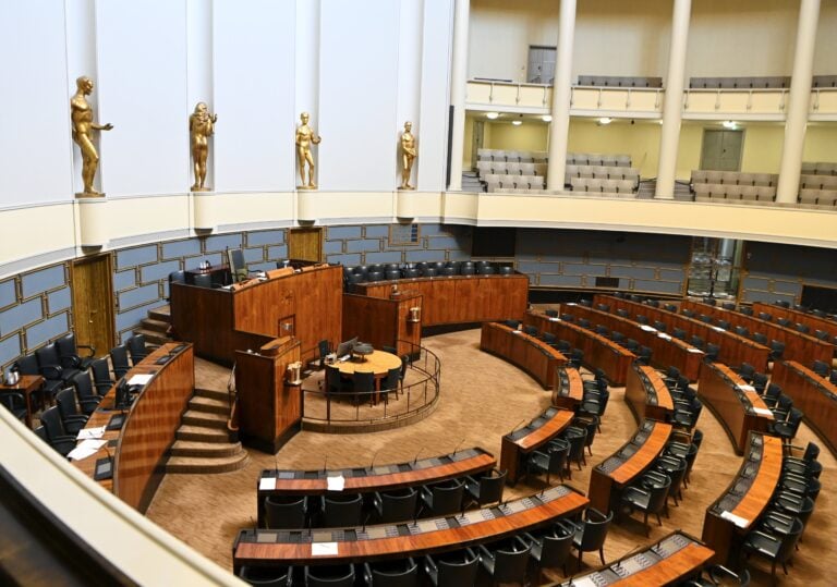 Eduskunnan tyhjä istuntosali Helsingissä.