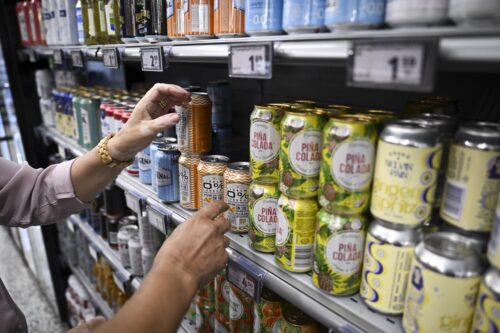 Pariskunta ruokakaupan alkoholijuomahyllyllä Sotkamossa