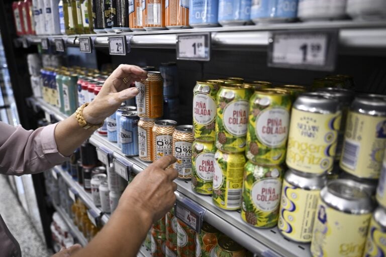 Pariskunta ruokakaupan alkoholijuomahyllyllä Sotkamossa