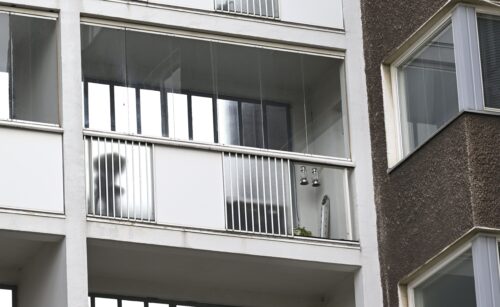 Parveke Helsingissä kerrostalossa, josta nainen putosi tapaturmaisesti maahan viime syyskuussa.