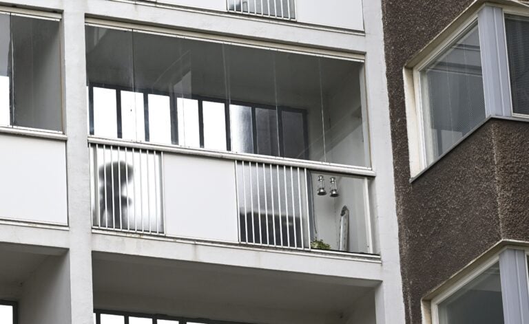 Parveke Helsingissä kerrostalossa, josta nainen putosi tapaturmaisesti maahan viime syyskuussa.