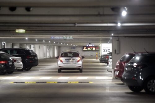 Parkkihalli Helsingissä.