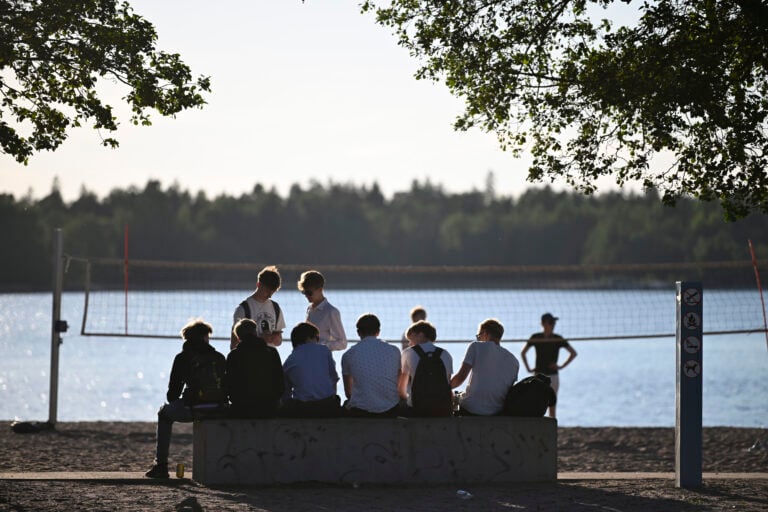 Nuoria juhlimassa koulujen päättymistä Hietaniemen rannalla Helsingissä 30. toukokuuta.