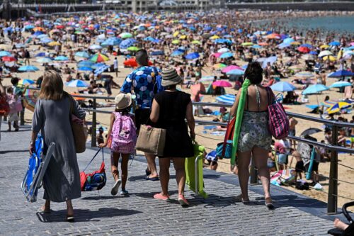 Ihmisiä rannalla San Sebastianissa Espanjassa 21. kesäkuuta