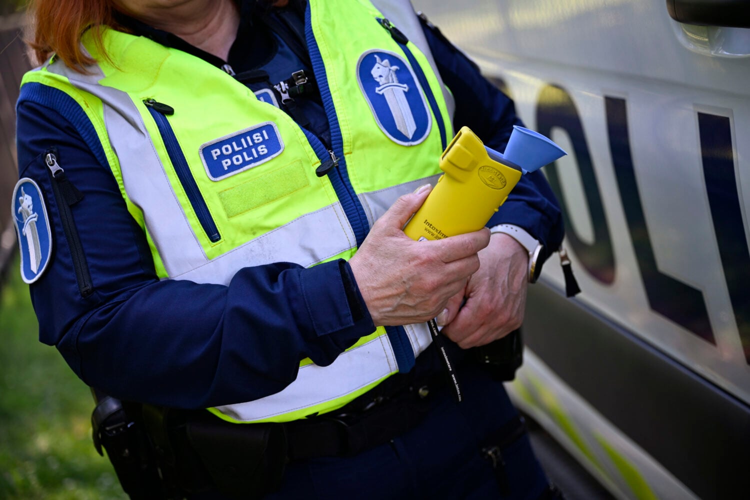 Poliisin liikennevalvontaa 25. kesäkuuta. Poliisin kädessä kuppimallinen alkometri.