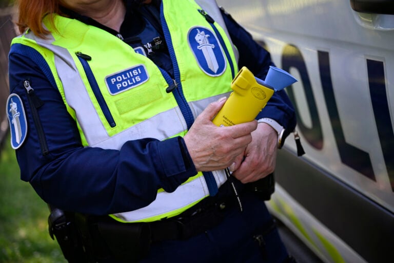 Poliisin liikennevalvontaa 25. kesäkuuta. Poliisin kädessä kuppimallinen alkometri.