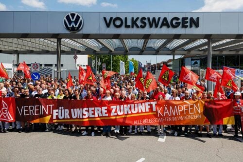 Volkswagenin työntekijöitä mielenosoitus