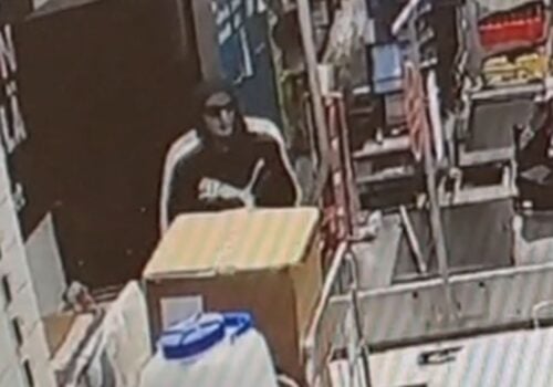 Kuva ryöstäjästä Savonlinnan K-market Hernemäessä. / Poliisi
