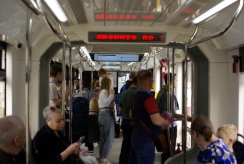 Ihmisiä raitiovaunussa Moskovassa huhtikuussa 2025.