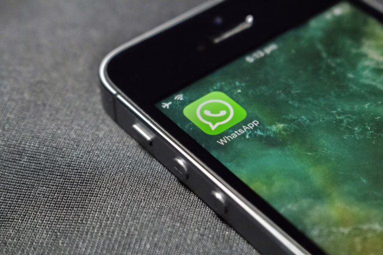 Whatsappin kuvake puhelimen näytöllä. PIXABAY