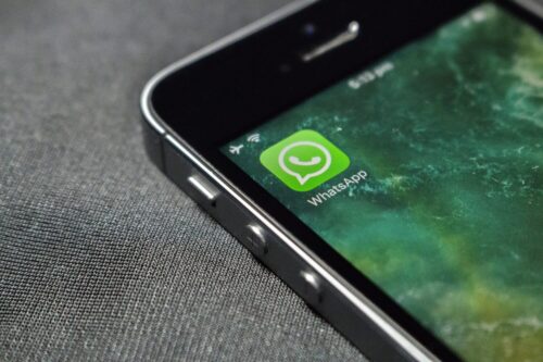 Whatsapp-kuvake puhelimen ruudulla.