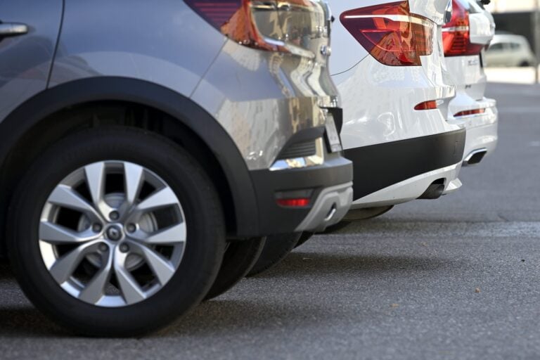 Autoja parkkipaikalla. LEHTIKUVA / EMMI KORHONEN