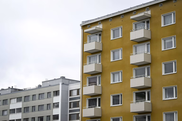 Kerrostaloasuntoja Tampereella. LEHTIKUVA / EMMI KORHONEN