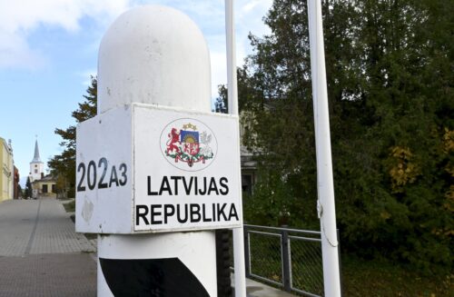 Viron ja Latvian raja Valgan kaupungissa Virossa. LEHTIKUVA/HEIKKI SAUKKOMAA