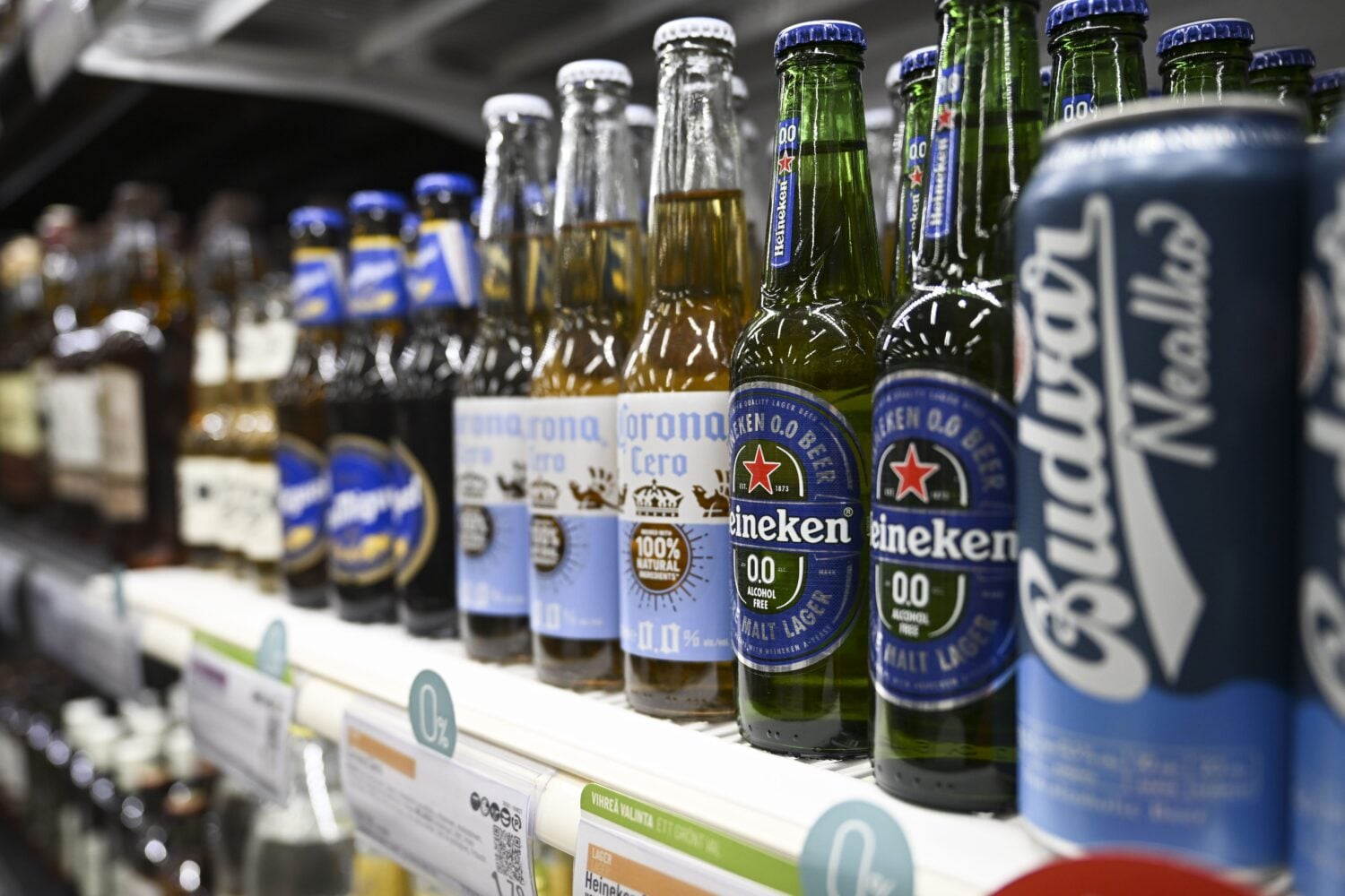 Alkoholittomia juomia Ruoholahden Alkossa Helsingissä. LEHTIKUVA / EMMI KORHONEN
