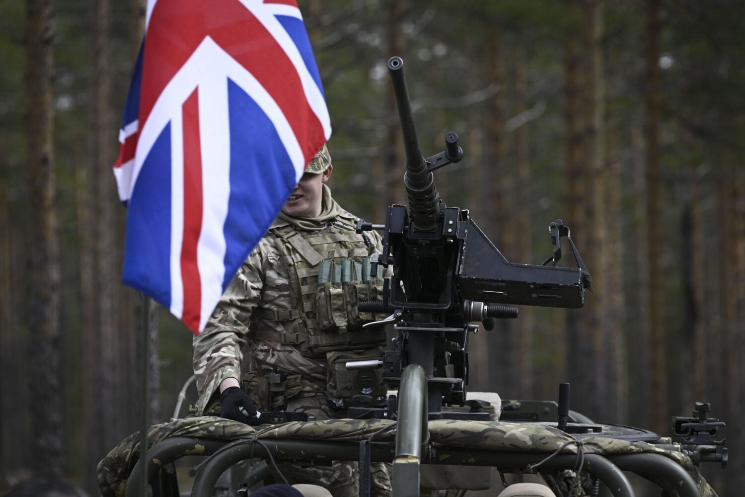 Iso-Britannian kalustoa ja sotilaita. LEHTIKUVA / EMMI KORHONEN