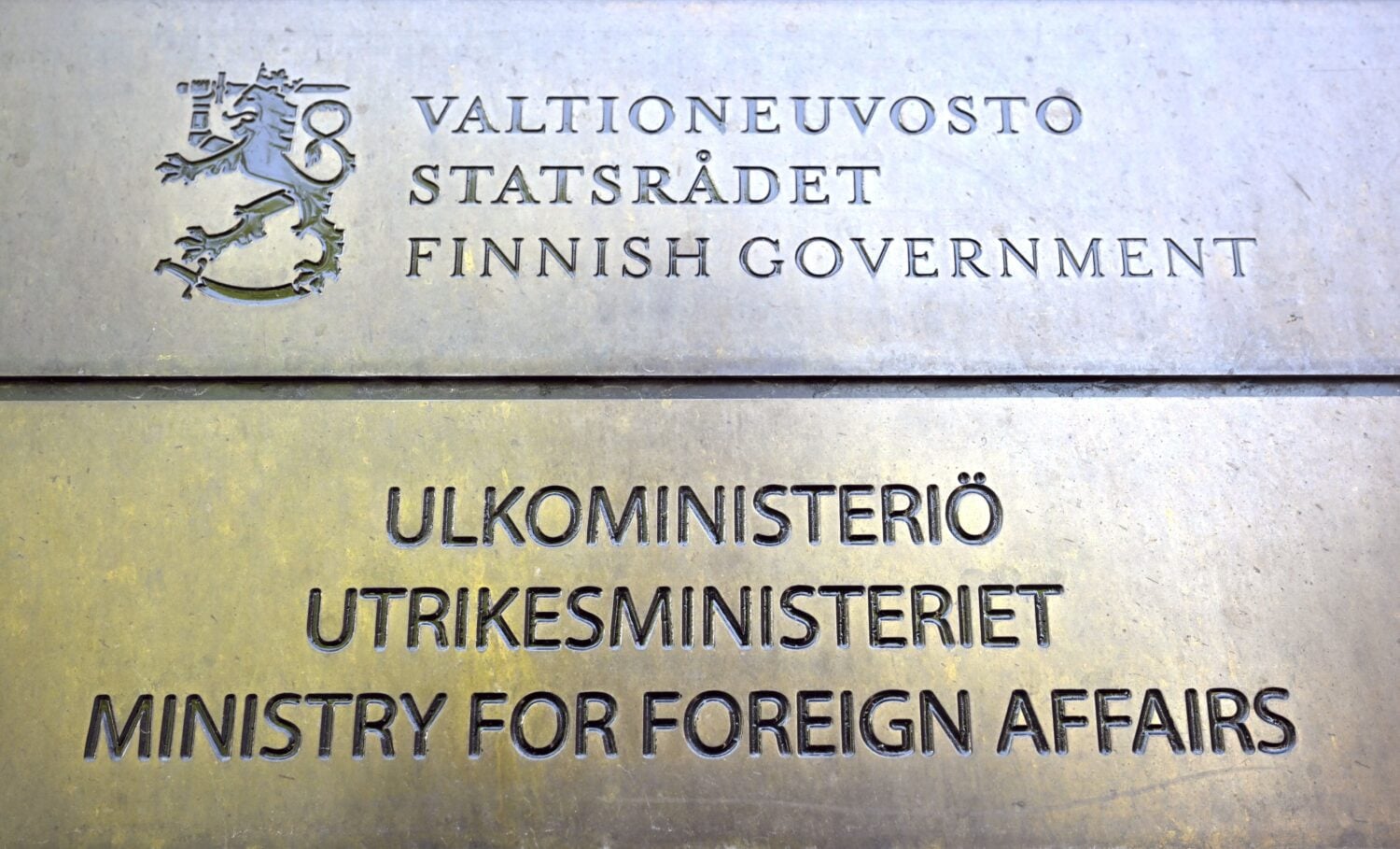 Suomen ulkoministeriön kyltti Merikasarmin seinässä Helsingin Katajanokalla. LEHTIKUVA / MARKKU ULANDER