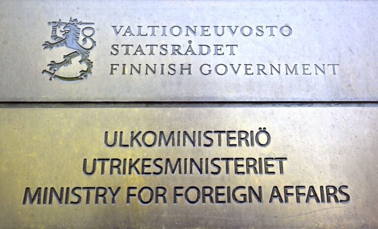 Suomen ulkoministeriön kyltti Merikasarmin seinässä Helsingin Katajanokalla. LEHTIKUVA / MARKKU ULANDER