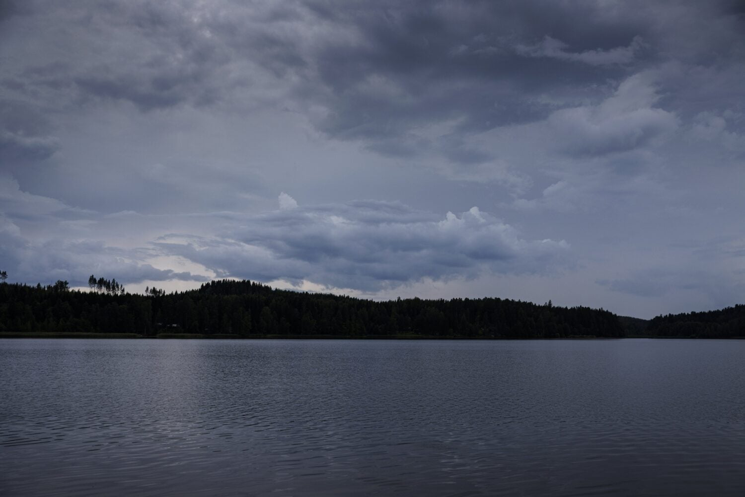 Suomeen iskee yöllä myräkkä. LEHTIKUVA / RONI REKOMAA