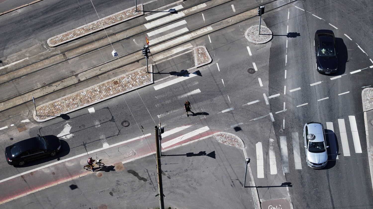 Autoliikennettä Helsingissä. LEHTIKUVA / EMMI KORHONEN