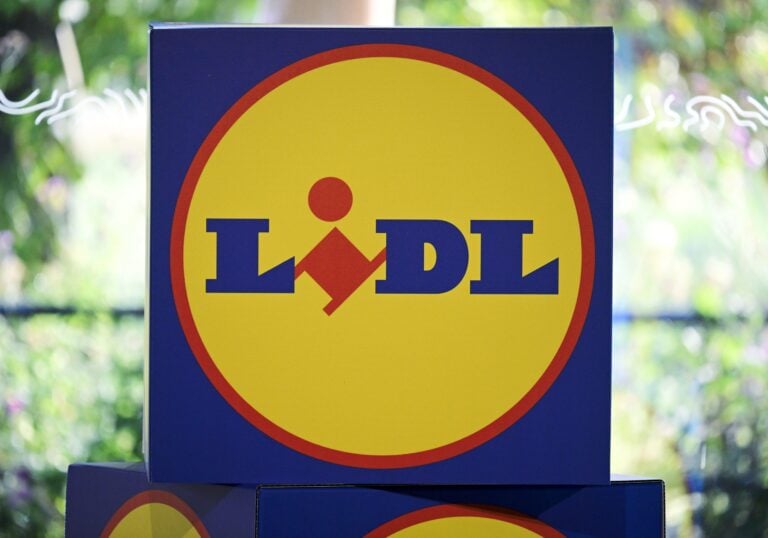 Päivittäistavarakauppaketju Lidlin kyltti mediatilaisuudessa 2024.