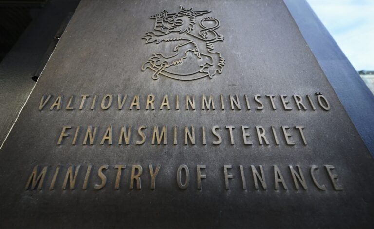 Valtiovarainministeriön kyltti ministeriön seinässä Helsingissä. LEHTIKUVA / MARKKU ULANDER