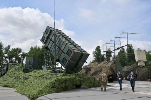 Ukrainan sotilaita Patriot-ilmatorjuntajärjestelmän vierellä salaisessa paikassa vuonna 2024. AFP / LEHTIKUVA / SERGEI SUPINSKY