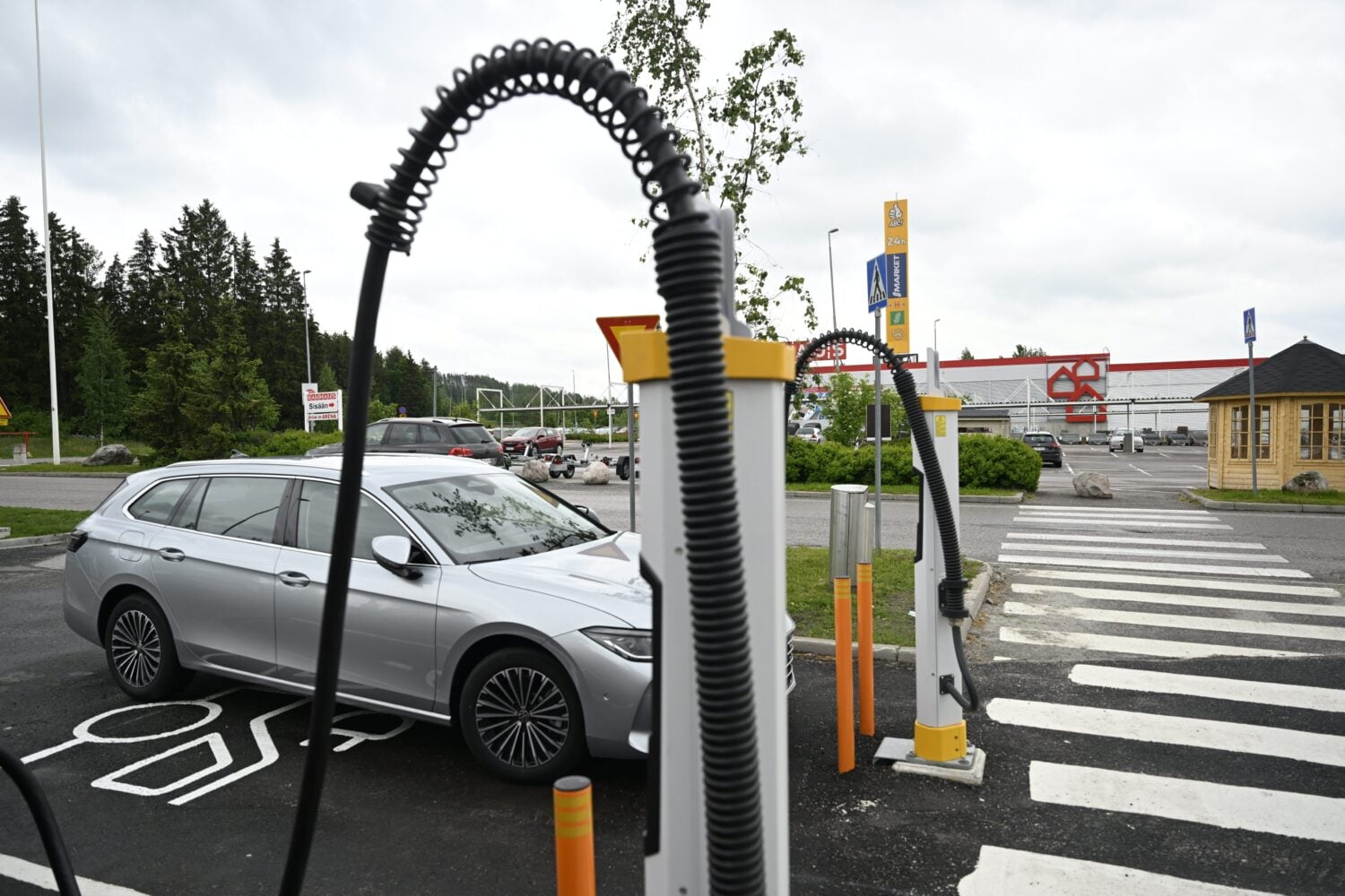 Sähköauto latauksessa. LEHTIKUVA / VESA MOILANEN