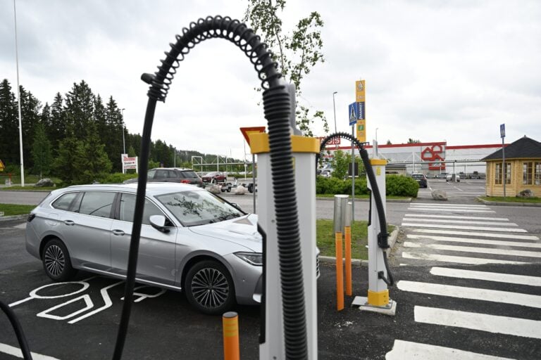 Sähköauto latauksessa. LEHTIKUVA / VESA MOILANEN