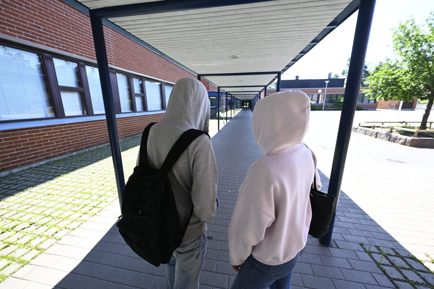 Oppilaita koulun pihalla. LEHTIKUVA / VESA MOILANEN