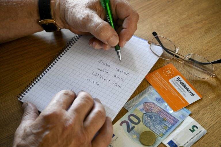 Aki Kangasharju jäädyttäisi muun muassa sosiaalietuuksien, eläkkeiden ja kuntien valtionosuuksien indeksikorotukset. LEHTIKUVA / MARKKU ULANDER