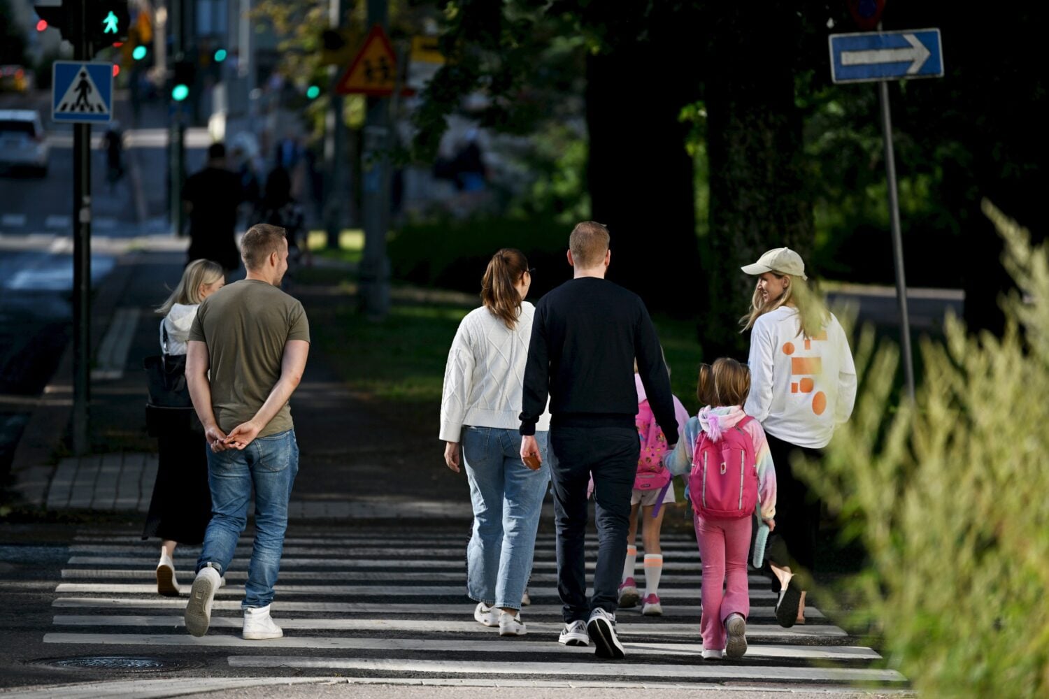 Koululaisia ja vanhempia suojatiellä Taivallahden peruskoulun läheisyydessä Helsingissä 7. elokuuta 2025. LEHTIKUVA / MIKKO STIG