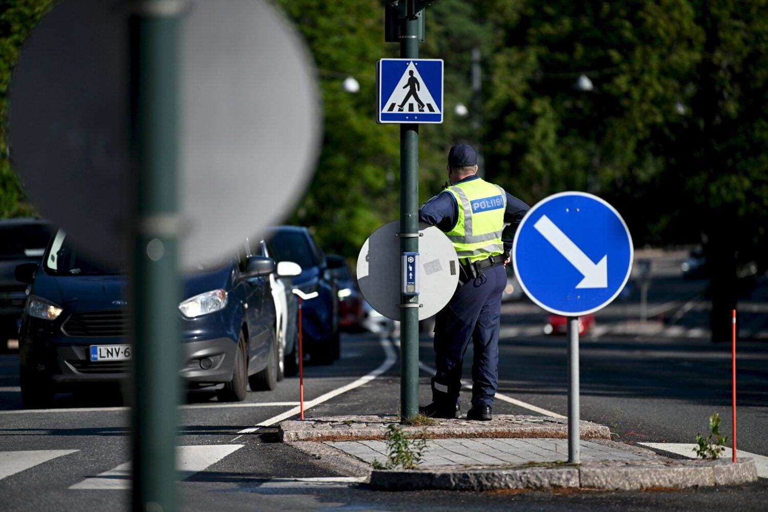 Poliisi valvomassa turvallista koulutietä. Arkistokuva on vuodelta 2025. LEHTIKUVA / MIKKO STIG