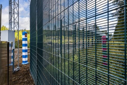 Itärajan esteaitaa esiteltiin Rajavartiolaitoksen Tohmajärven rajavartioaseman läheisyydessä. STR/LEHTIKUVA/JARNO ARTIKA