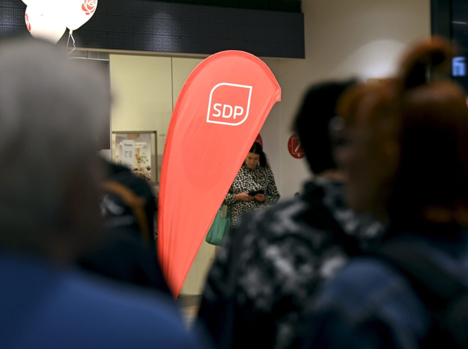 SDP:n logolla varustettu lippu. LEHTIKUVA / VESA MOILANEN