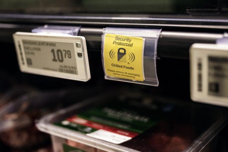 Yhä useampi kauppa on varautunut myymälävarkauksiin asettamalla ruokatuotteisiin varashälyttimiä. LEHTIKUVA / RONI REKOMAA