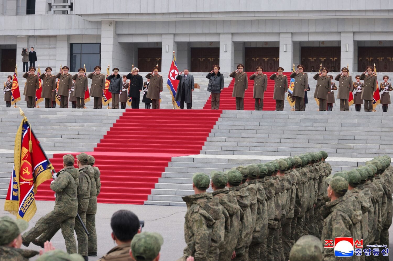 Kim Jong-un seurasi sotilasparaatia, joka pidettiin viime joulukuussa, kun Venäjälle lainattuja pohjoiskorealaisia sotilaita palasi kotimaahansa.