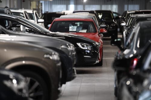 Käytettyjä autoja autokaupassa. LEHTIKUVA / VESA MOILANEN