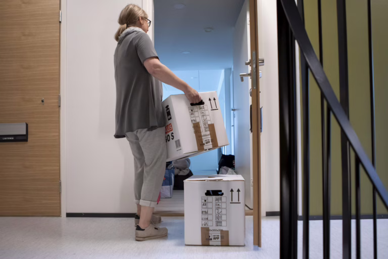 Ensimmäiseen omaan kotiin muuttavan kannattaa kiinnittää huomiota etenkin keittiön turvallisuuteen, sähkölaitteisiin ja vesivahinkojen ehkäisyyn. LEHTIKUVA / ANNI REENPÄÄ