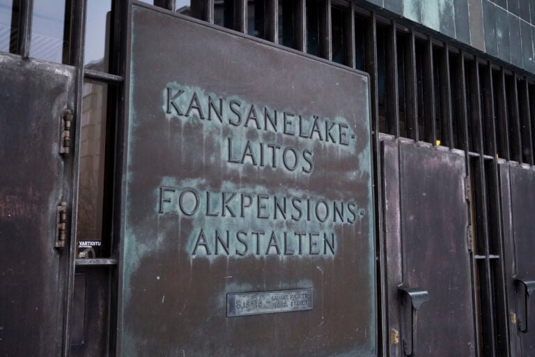 Sosiaaliturva vie noin 44 prosentti kaikista julkisista menoista. Ikääntymiseen liittyvät menot ovat lähes 40 miljardia euroa vuodessa