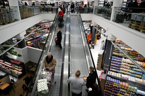 Vähittäiskaupan kasvua vauhdittivat alkuvuonna eniten tavaratalot, hypermarketit ja sisustuskauppa. LEHTIKUVA / EMMI KORHONEN