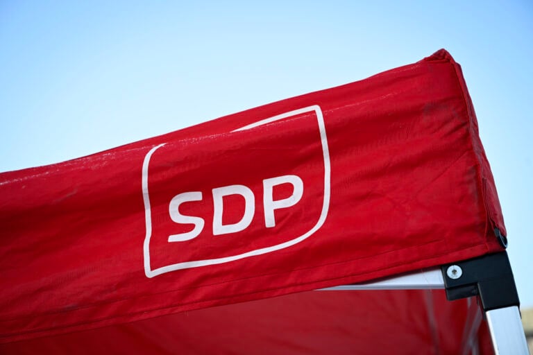 SDP:n puolueteltta ja logo. LEHTIKUVA / EMMI KORHONEN