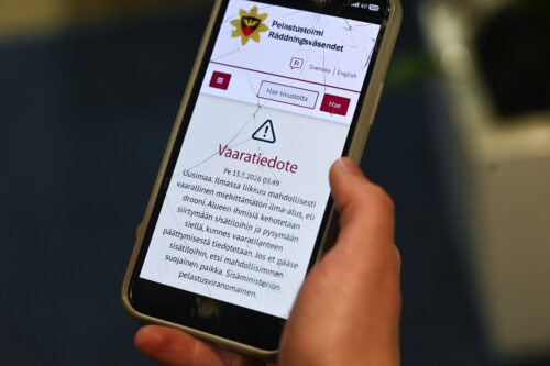 Pelastustoimen vaaratiedote mahdollisesta drooniuhasta kuvattuna peruuntuneen drooniuhan jälkeen Uudellamaalla Helsingissä 15. toukokuuta 2026. LEHTIKUVA / JADE SILPO