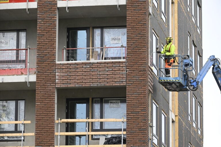 Rakennustyömaa Espoossa. LEHTIKUVA / HEIKKI SAUKKOMAA