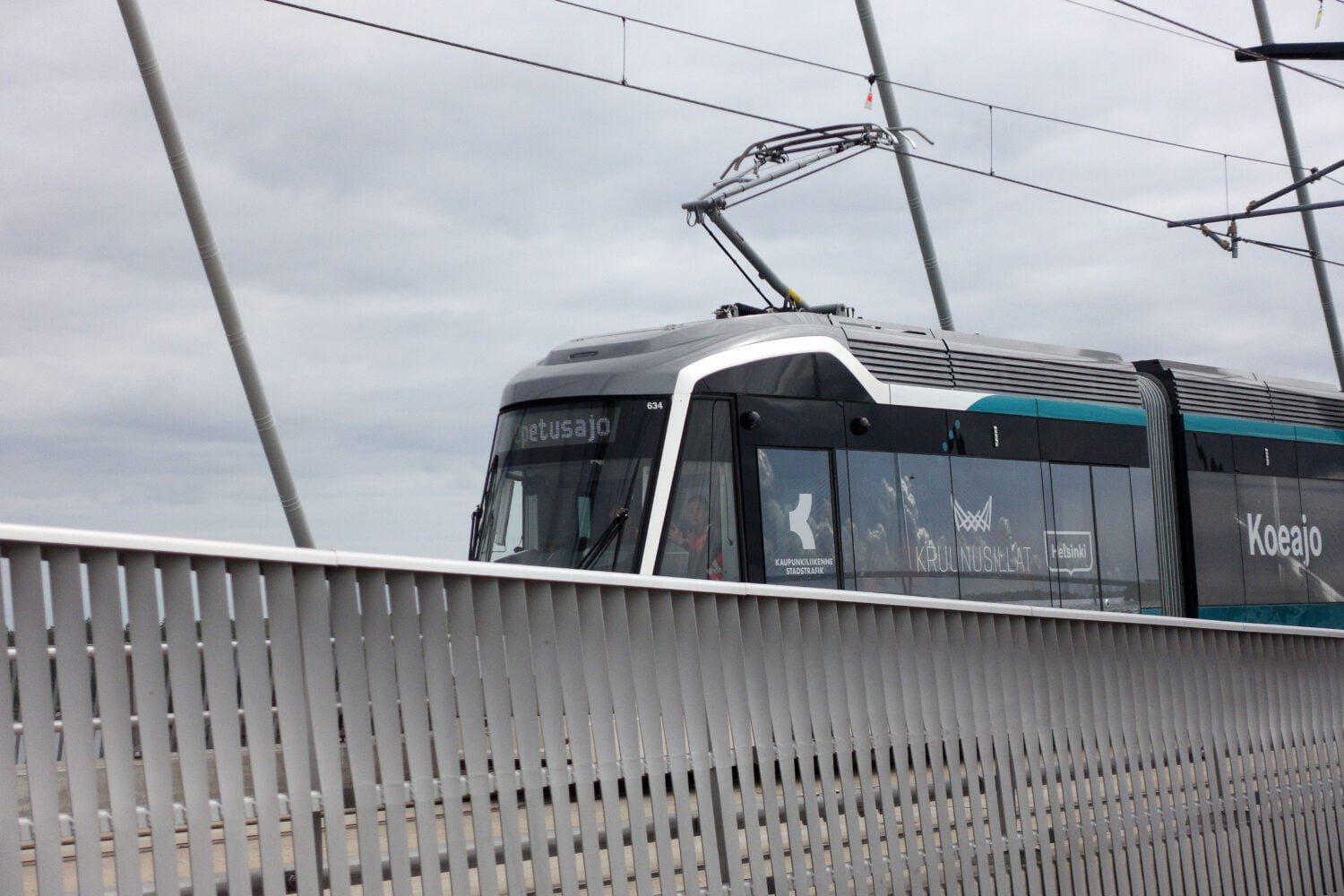 Raitiovaunu koe- ja opetusajossa Kruunuvuorensillalla Helsingissä 1. kesäkuuta.