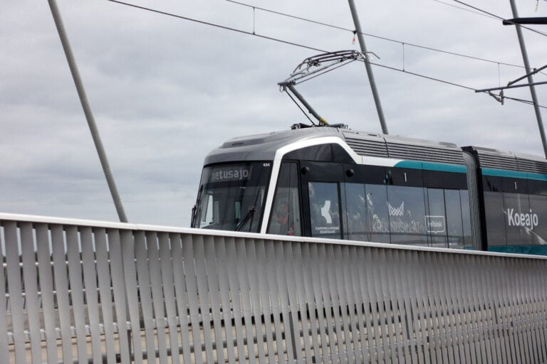Raitiovaunu koe- ja opetusajossa Kruunuvuorensillalla Helsingissä 1. kesäkuuta.