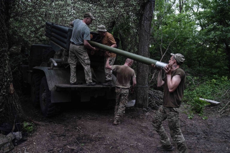 Ukrainalaiset sotilaat lataavat raketteja BM-21 Grad -heittimeen Donetskin alueella kesäkuussa 2026
